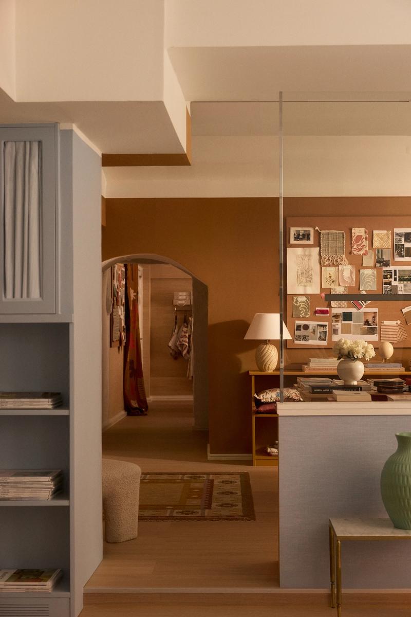 Light blue walls in contrast to ocra