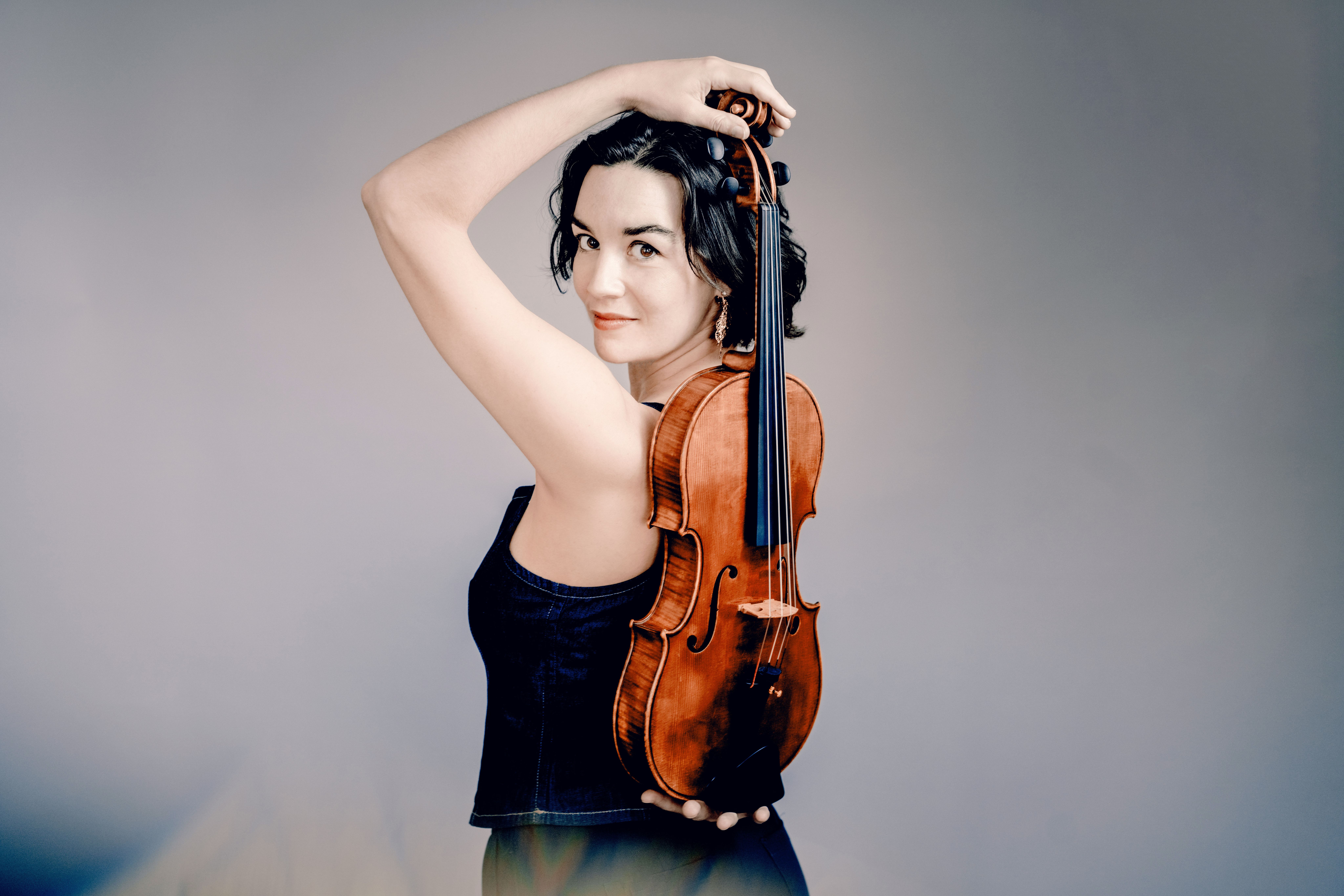Vinciane Vinckenbosch jouant de l'alto, portrait artistique