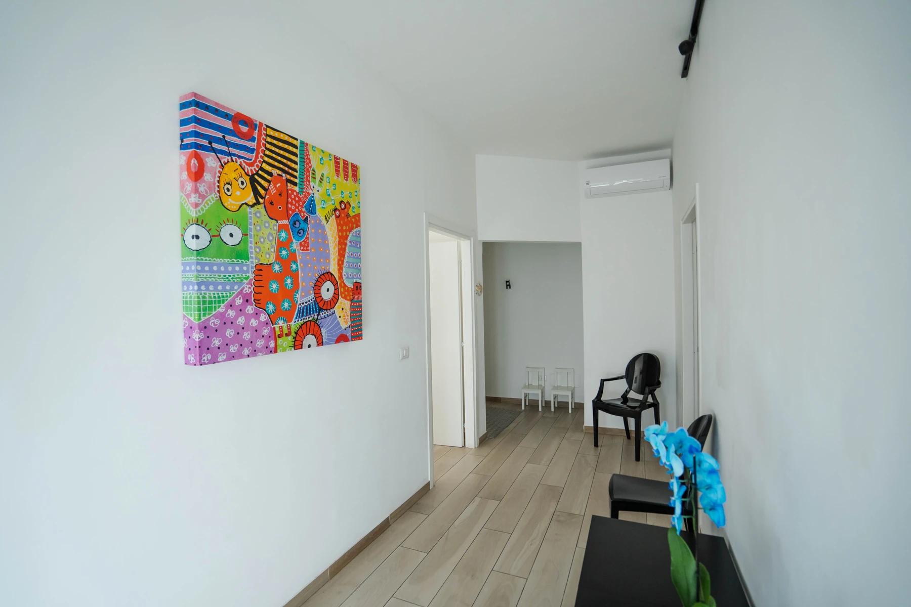 Spazio di accoglienza dello studio Metalogopedia a Viterbo, ambiente luminoso e accogliente