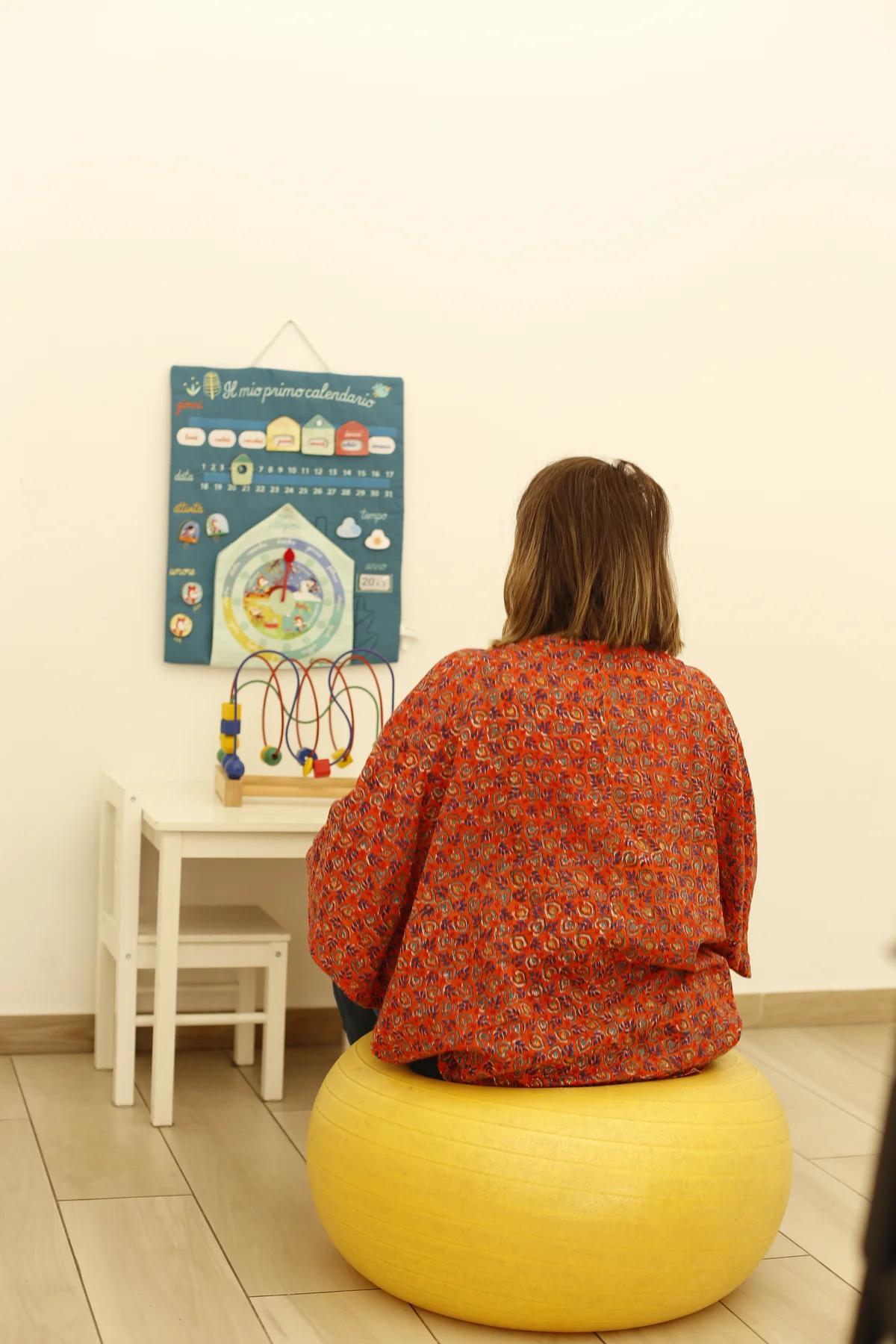 Lavoro sulla voce con la palla propriocettiva, strumento del metodo PROEL, studio di logopedia a Viterbo