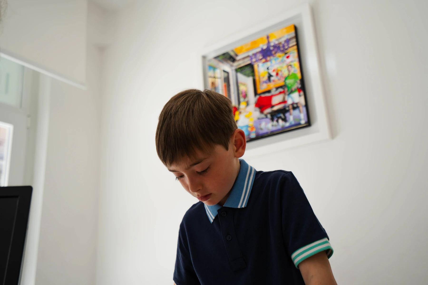 Bambino concentrato durante un'attività di apprendimento, studio di logopedia a Viterbo