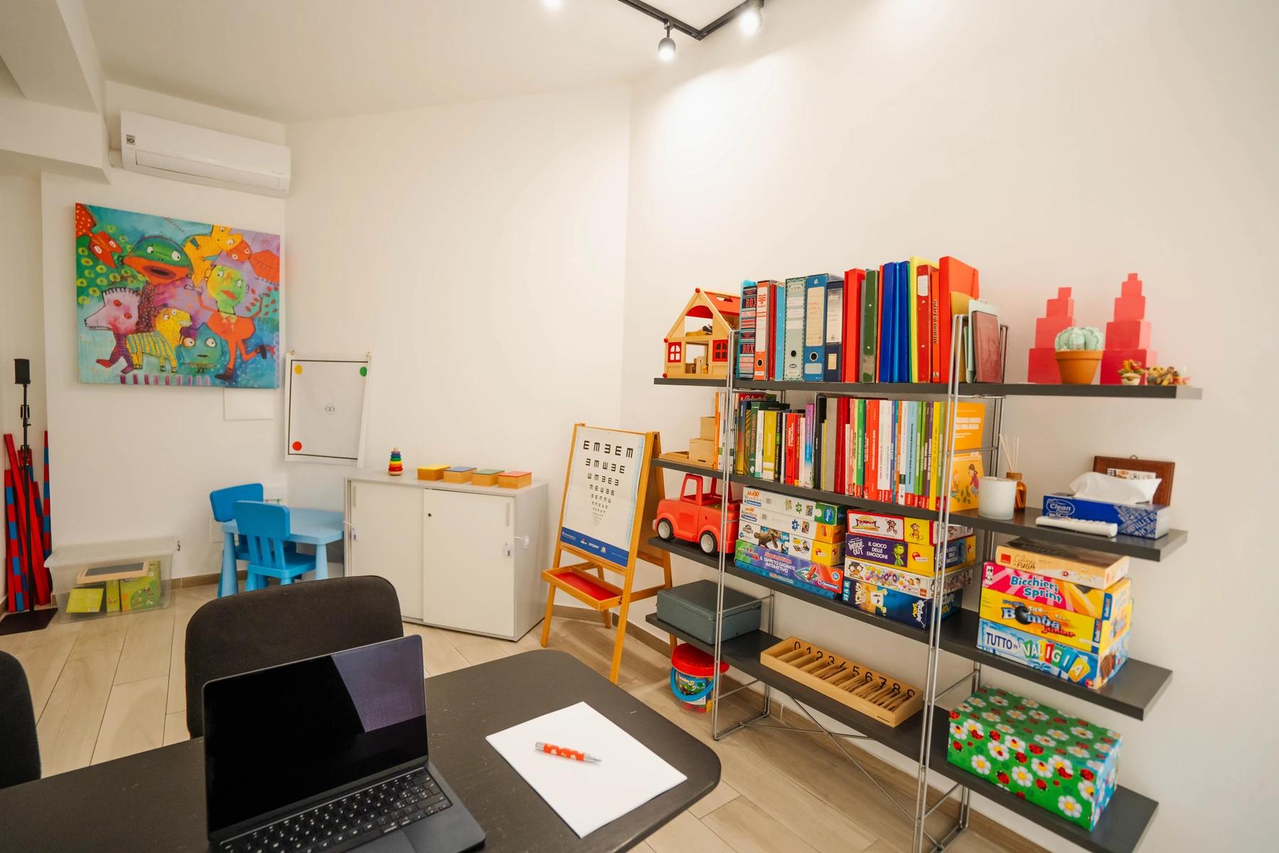 Sala visita con quadri, studio di logopedia a Viterbo
