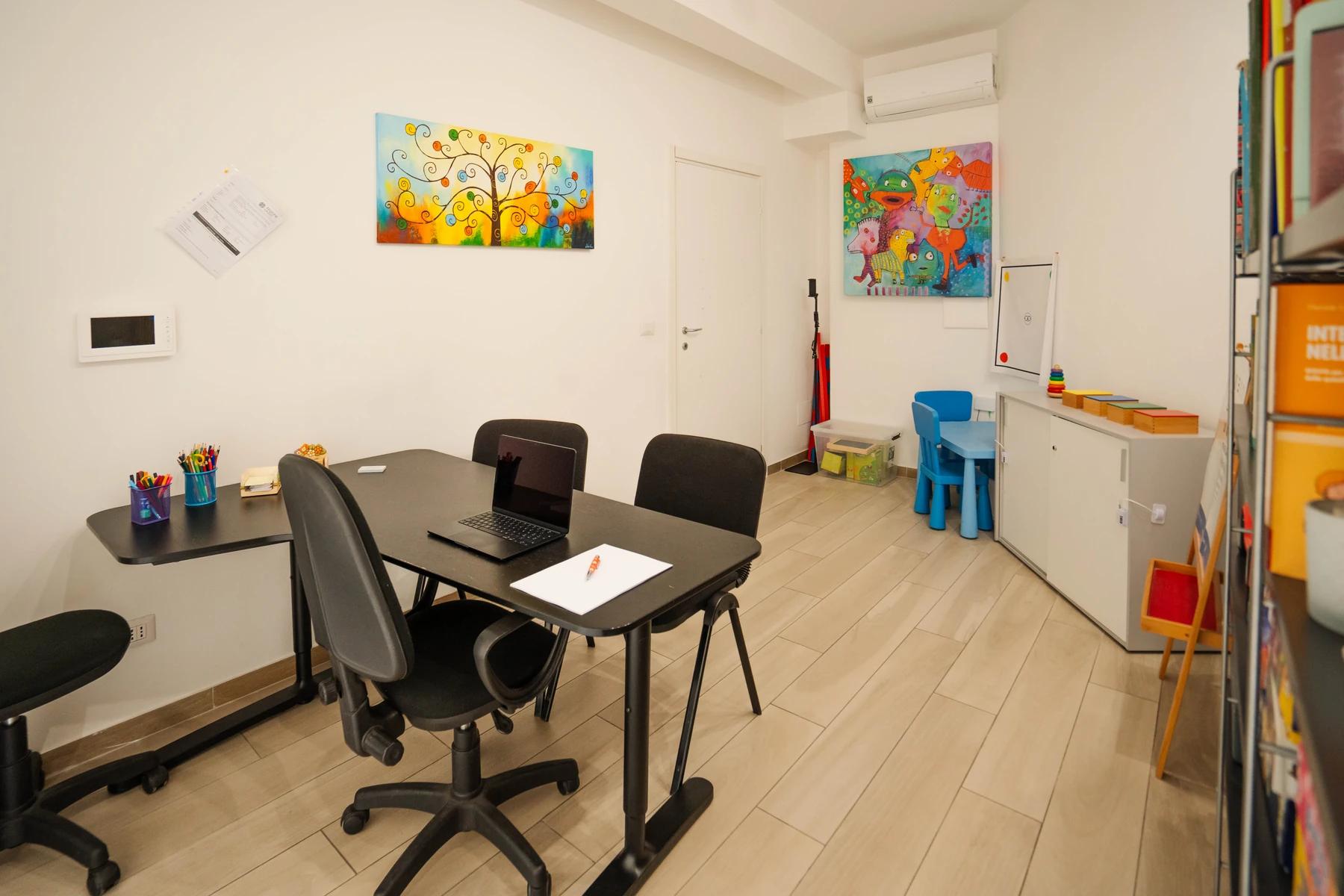Sala di terapia dello studio di logopedia a Viterbo con quadri colorati per i bambini