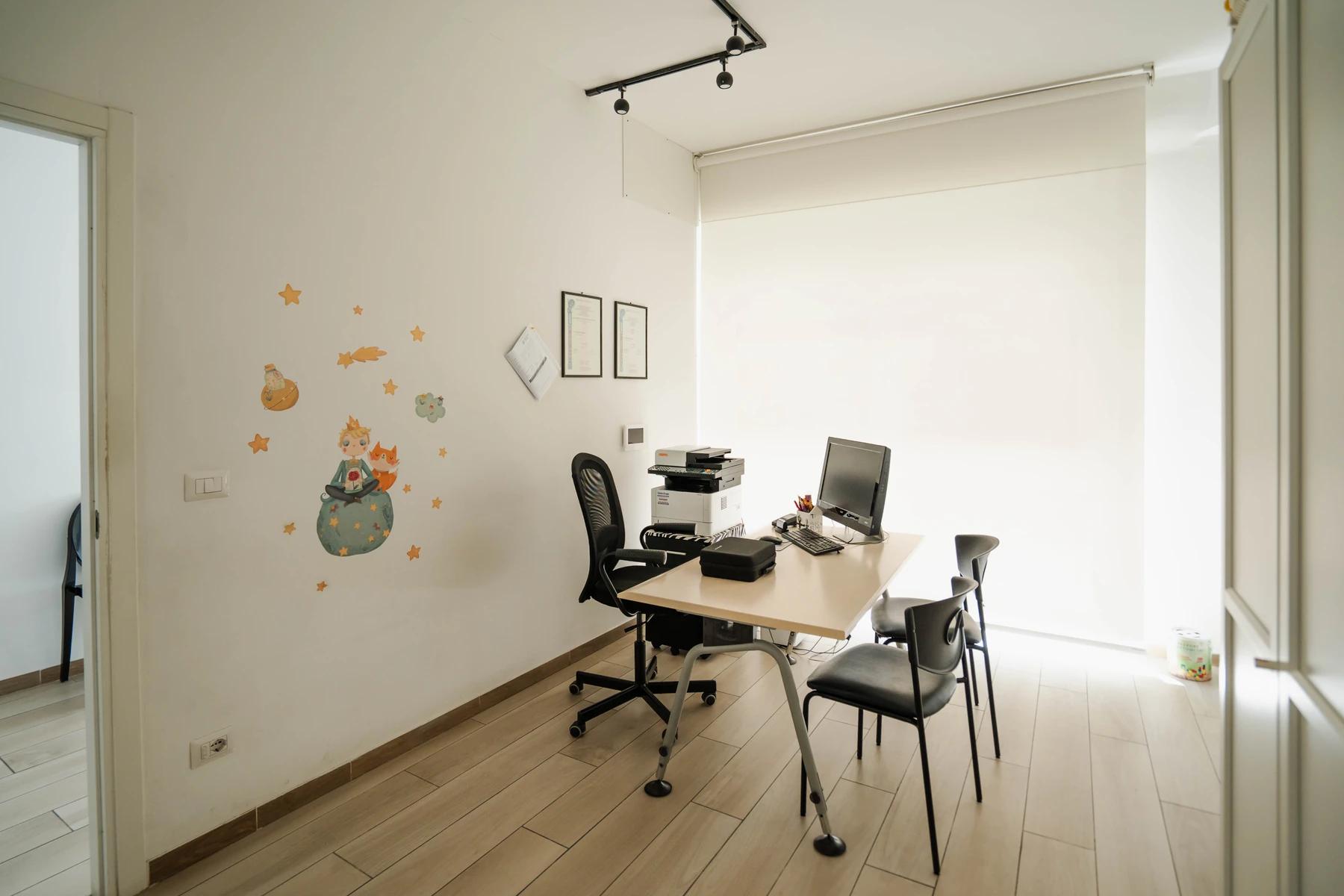 Scrivania con luce naturale, studio di logopedia a Viterbo