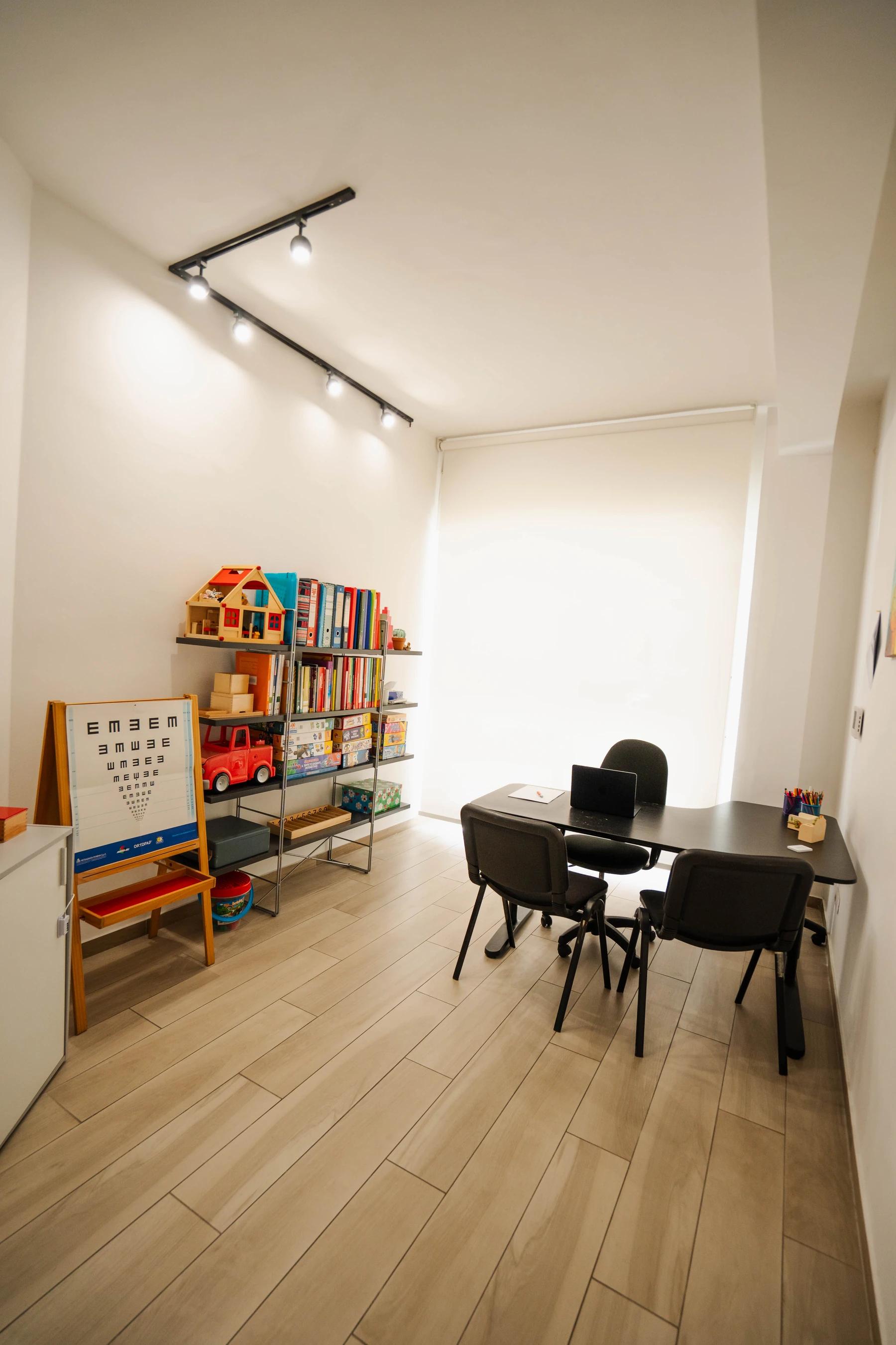 Scaffali con materiali didattici nello studio di logopedia a Viterbo