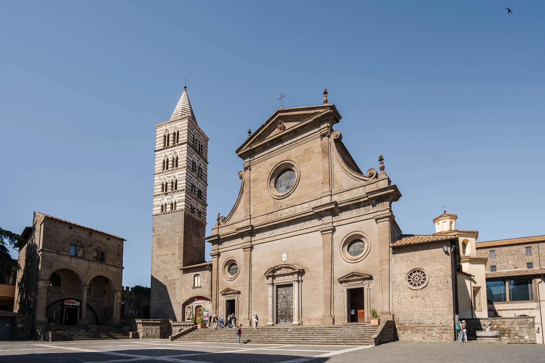 Duomo di San Lorenzo e piazza centrale di Viterbo, citta dove ha sede lo studio di logopedia di Mary
