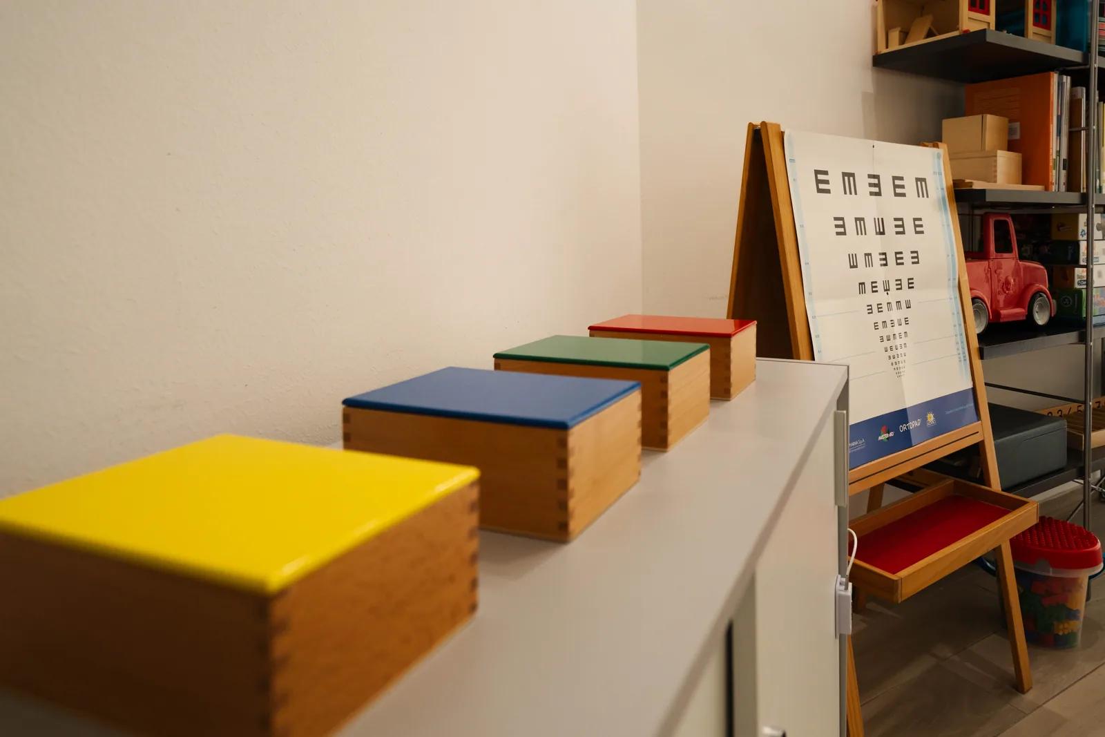 Scatole sensoriali Montessori in legno colorato nello studio di logopedia a Viterbo