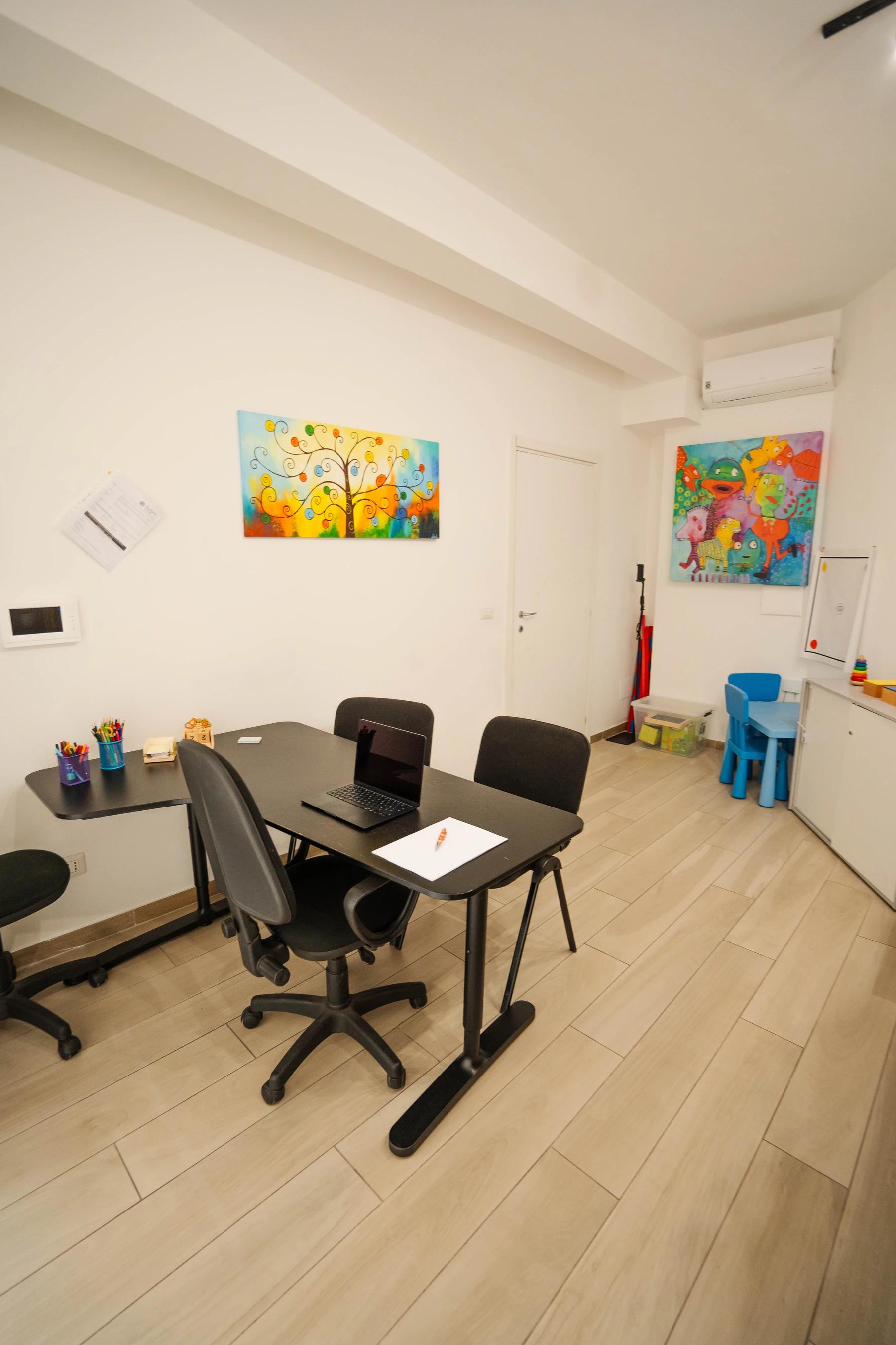 Tavolo di lavoro dello studio di logopedia a Viterbo predisposto per la seduta
