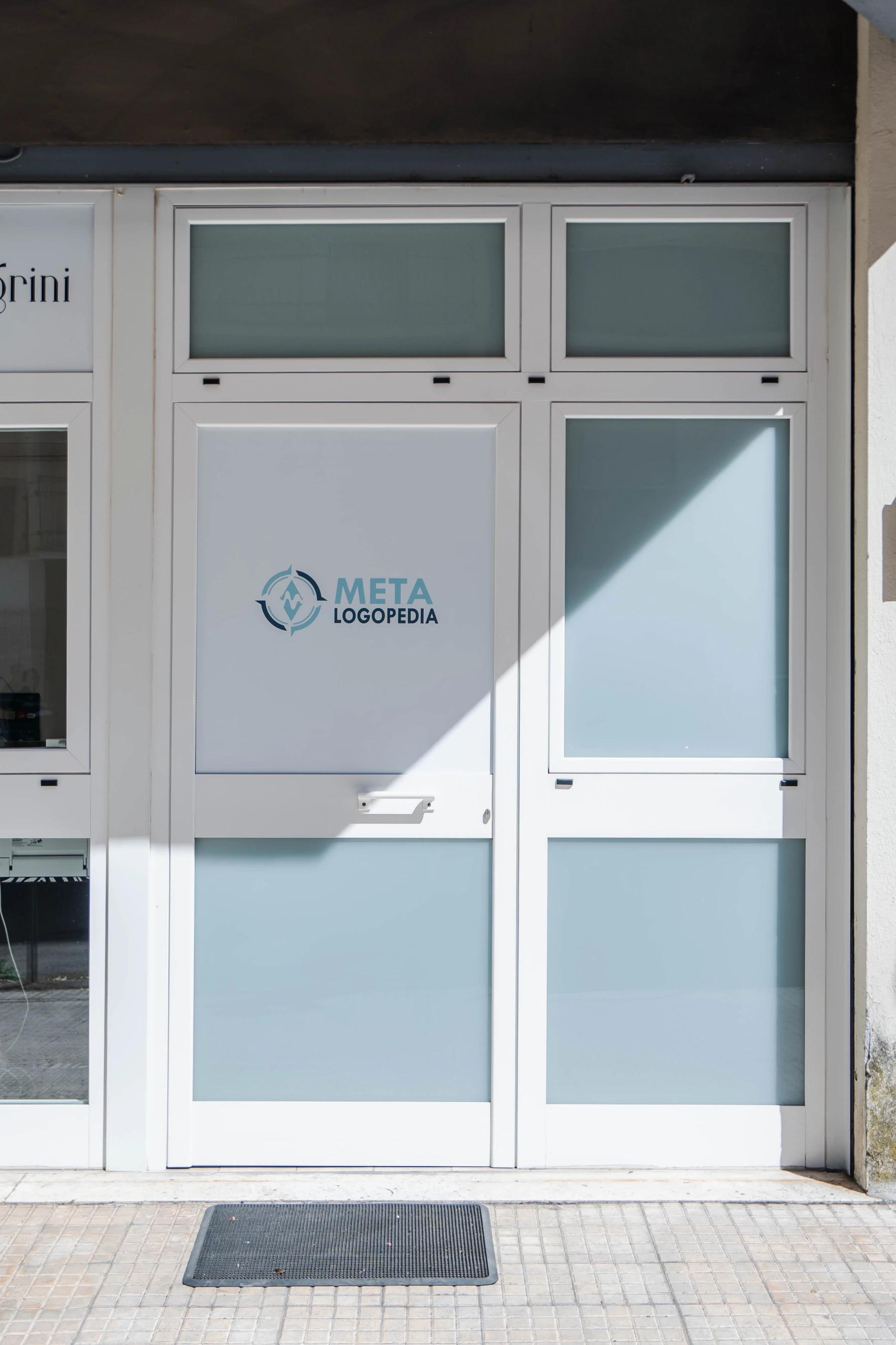 Insegna esterna dello studio Metalogopedia in Via Dalmazia a Viterbo, ingresso vetrato
