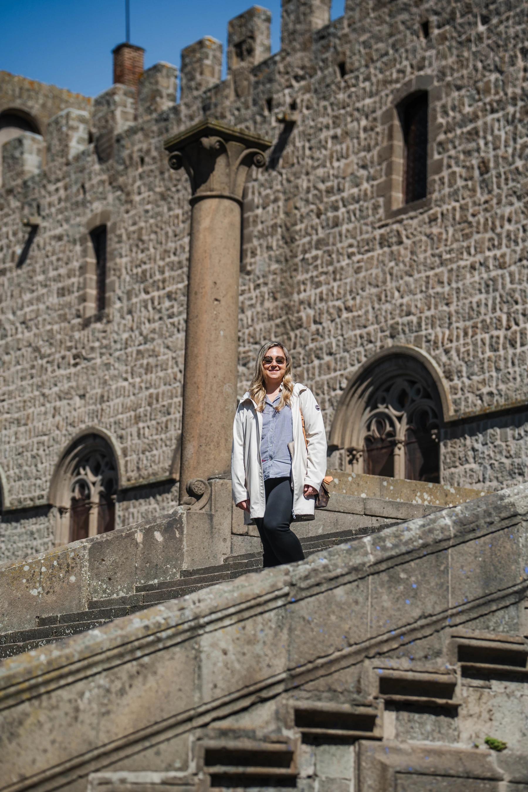 Mariangela Allegrini sulla scalinata nel centro storico di Viterbo, vicino allo studio di logopedia