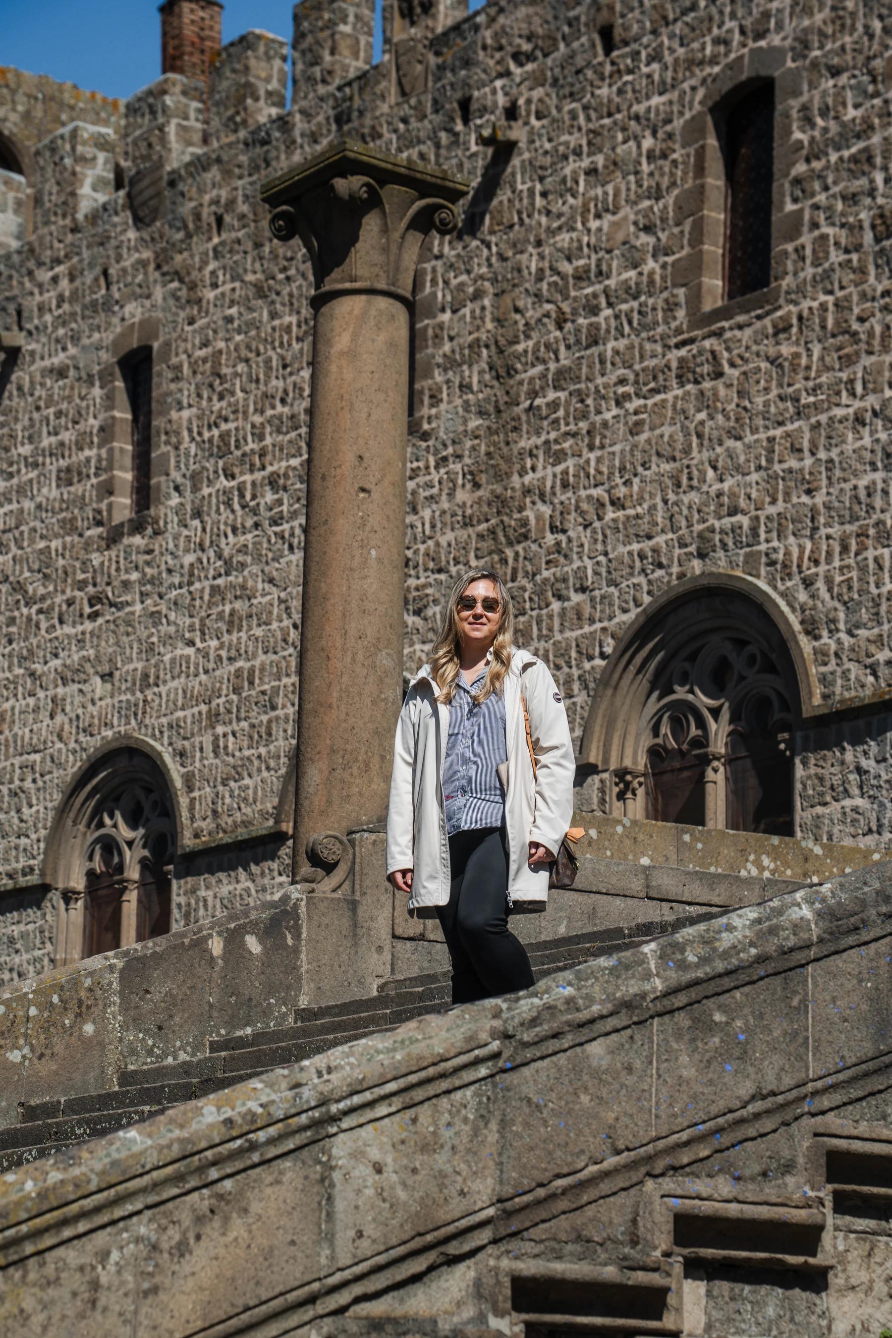Mariangela Allegrini in passeggiata sulle scalinate medievali del centro storico di Viterbo