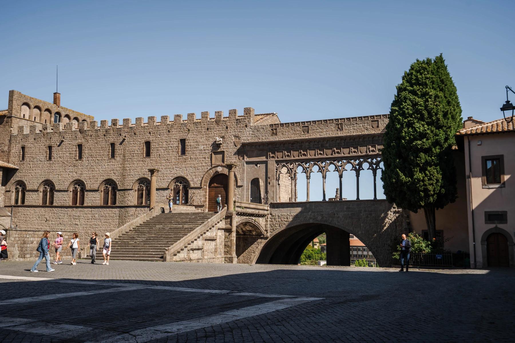Palazzo dei Papi e loggia delle Benedizioni nel centro storico di Viterbo