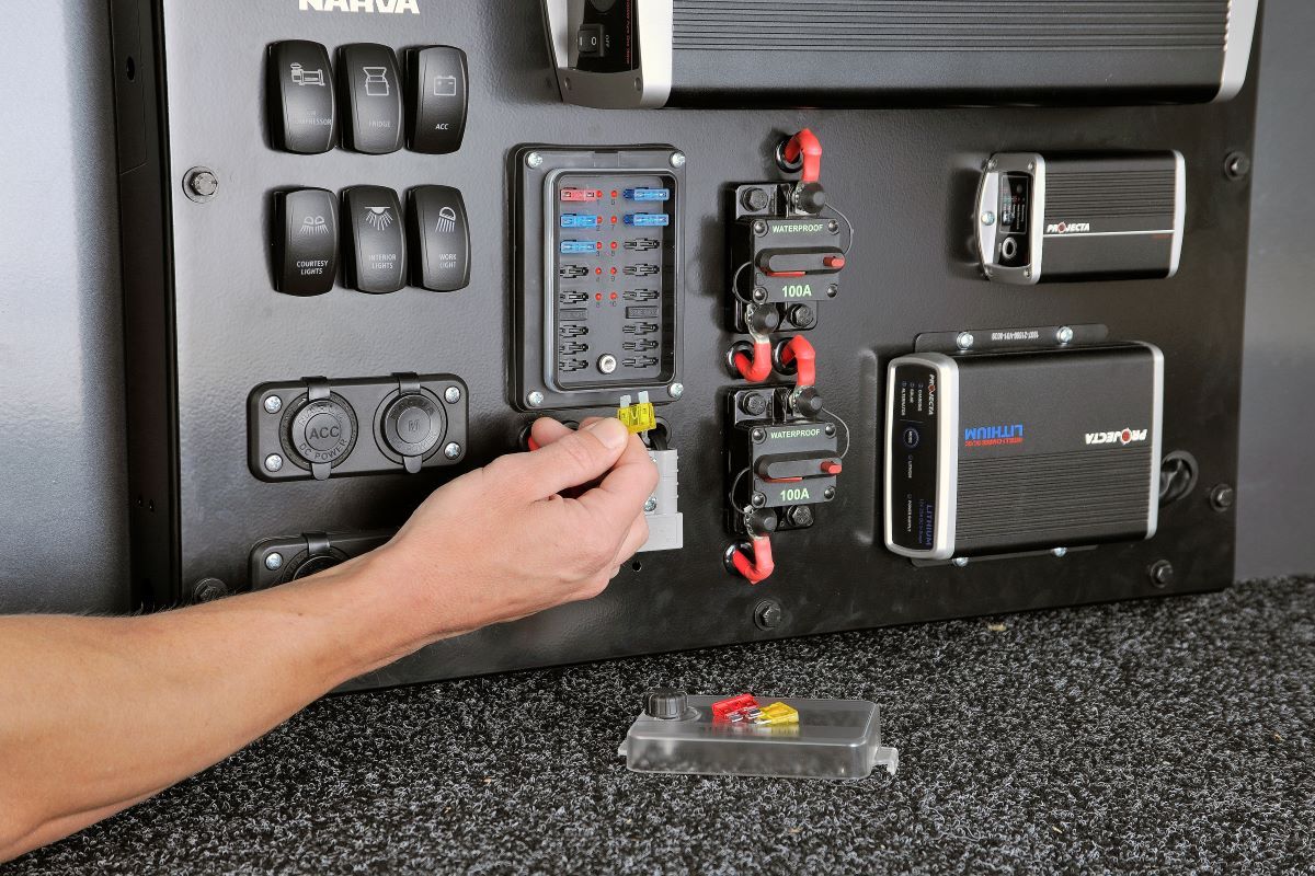 Replacing a fuse in the Narva Raptor control centre fuse box