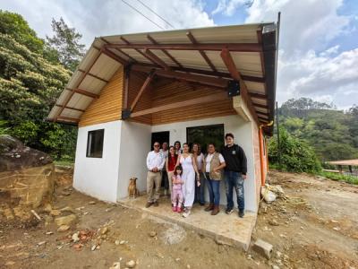 Entrega oficial de vivienda