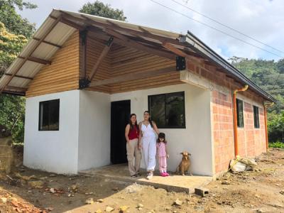 Familia feliz con su nueva vivienda 