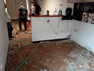 piso en tierra, con tubería visible