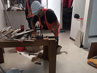 piso en cerámica, constructores trabajando