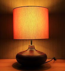 Tänd lampa på bord 