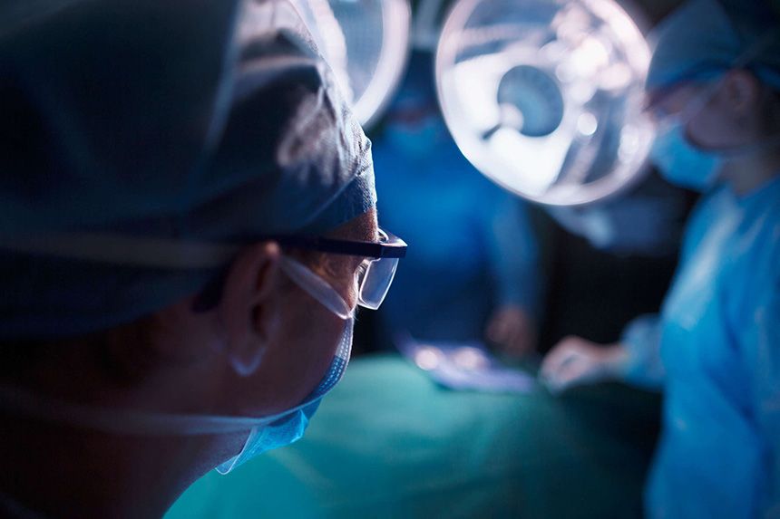 Läkare inne på operation
