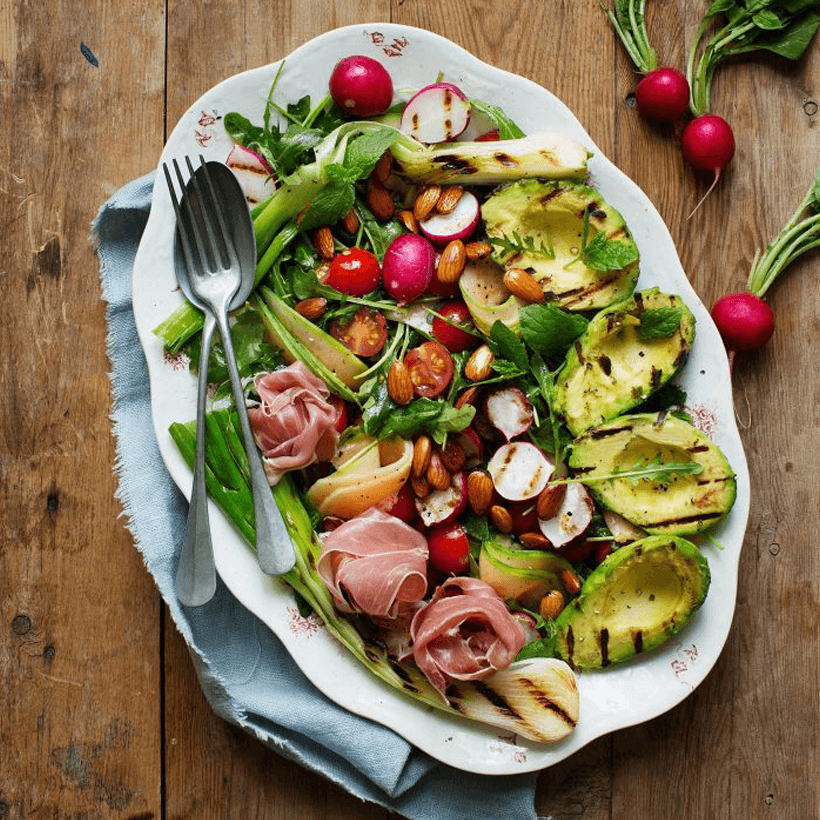 Sallad med grillad avokado, melon och parmaskinka samt rostade mandlar