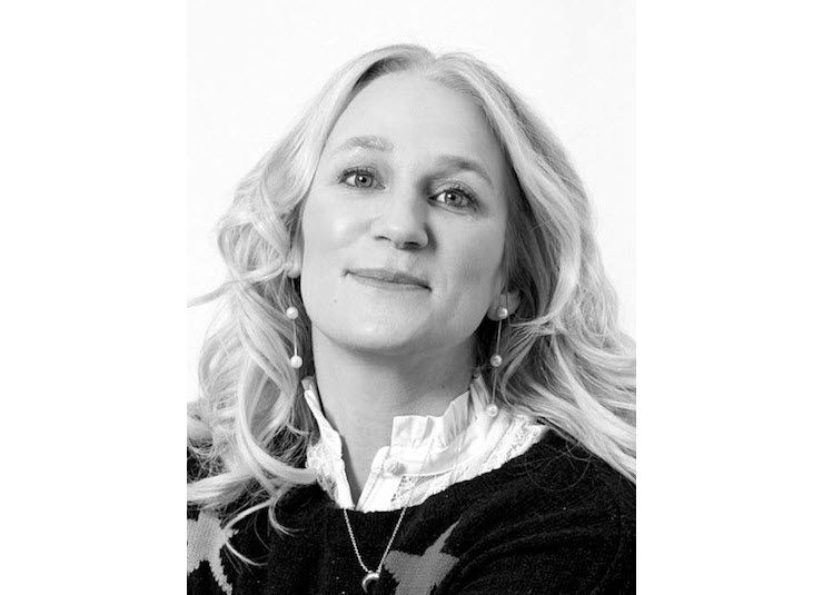 Blond kvinna med utsläppt hår