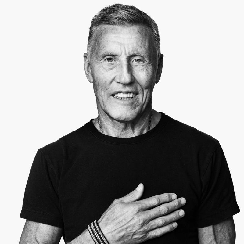 Börje Salming med handen på hjärtat.