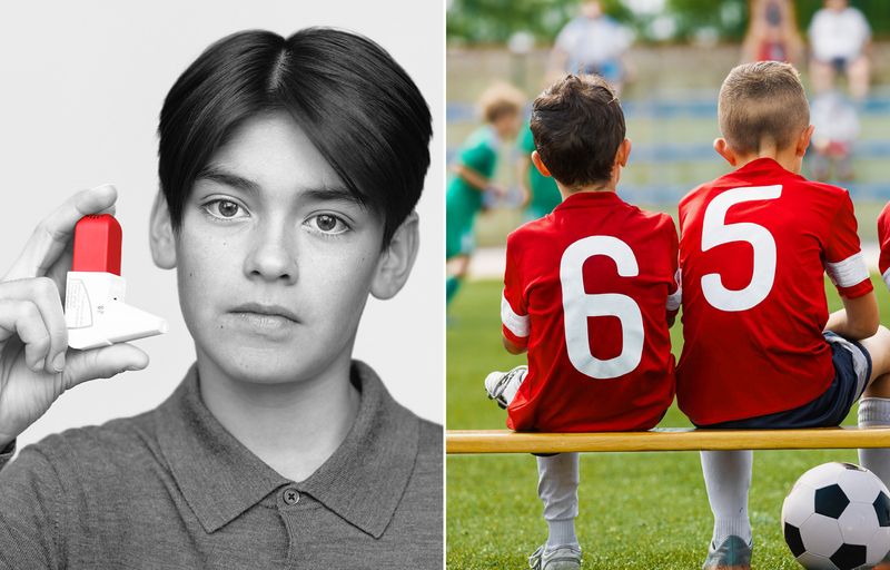 Hugo 7 år, håller i en astmainhalator. Två pojkar sitter på en bänk vid fotbollsplanen.