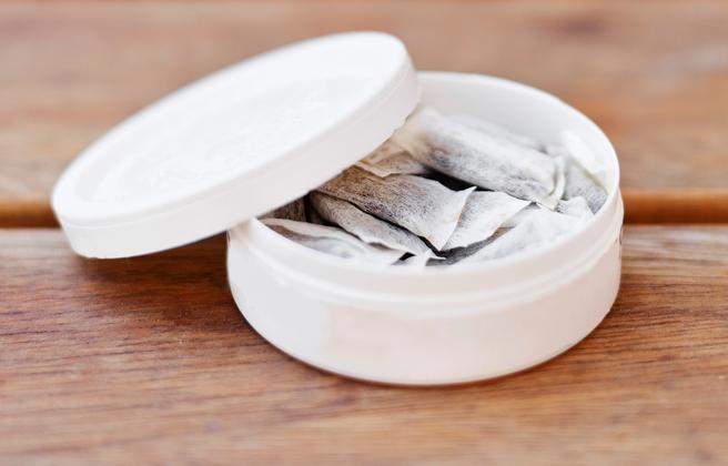 Vitt snus i snusdosa på ett bord.