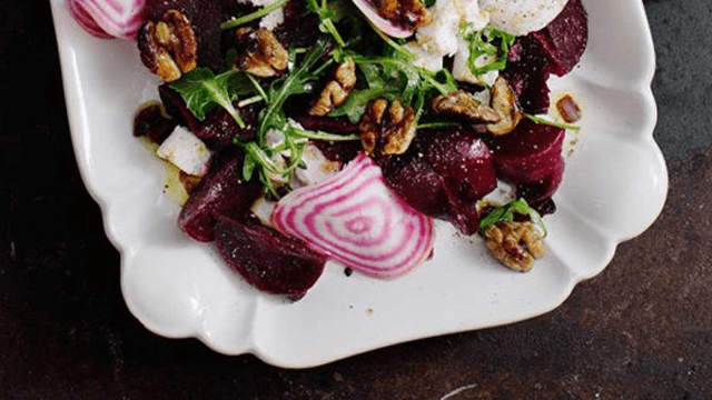 Rödbetssallad med chèvre och kryddstekta valnötter