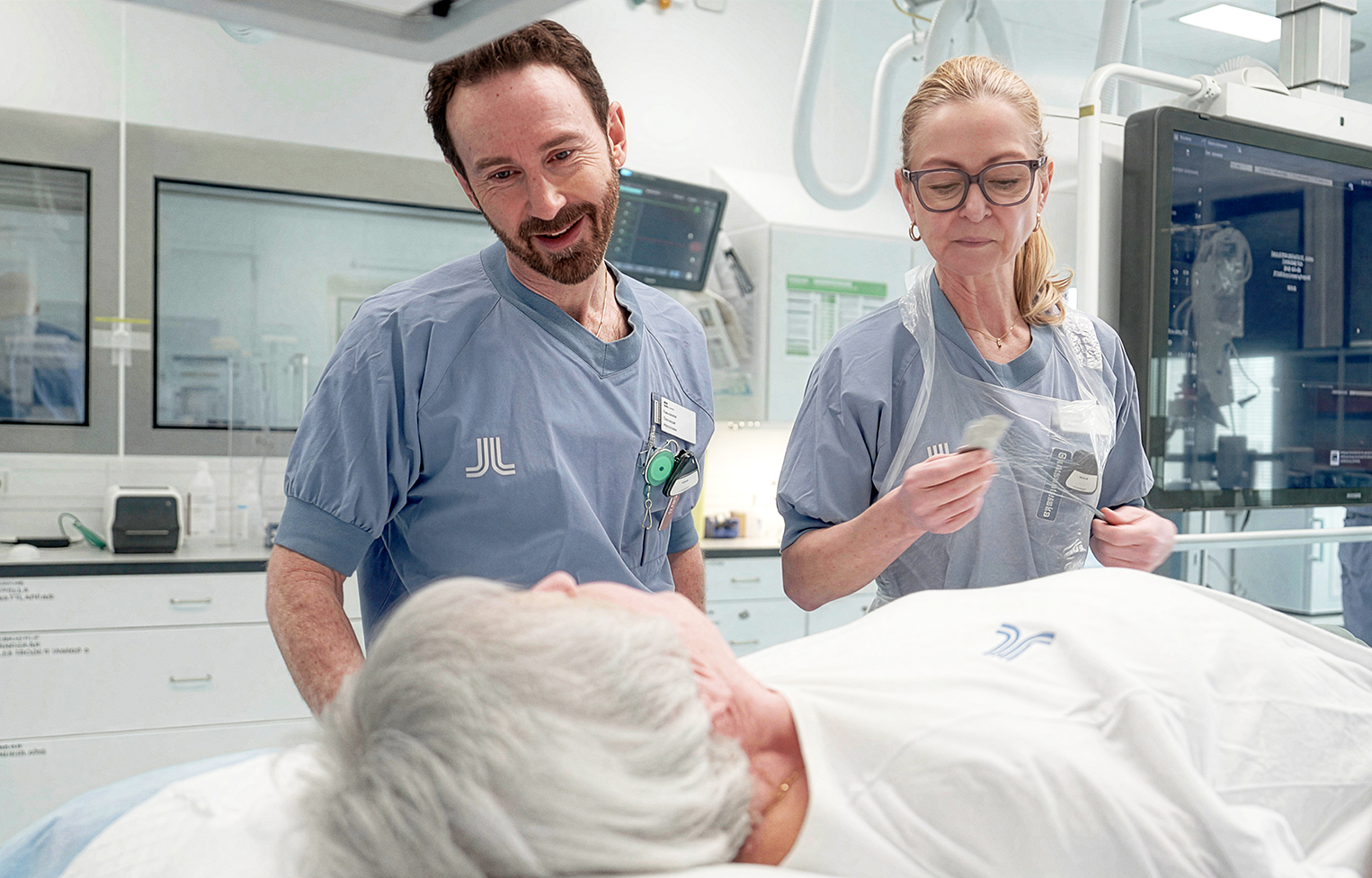 Felix Böhm och patient inne i operationssal