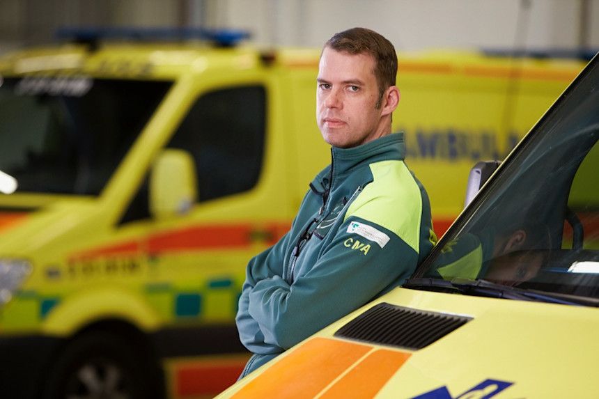 Carl Magnusson framför ambulans