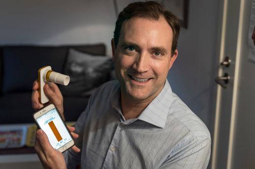 Man visar upp en spirometer