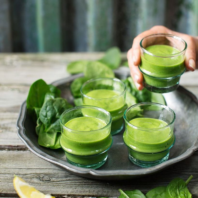 Grön smoothie i glas.
