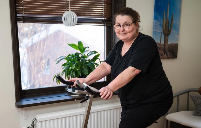 Ulrika sitter på en träningscykel