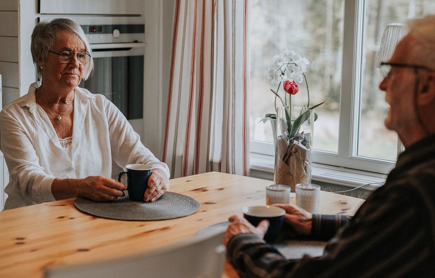 Pensionärspar dricker kaffe