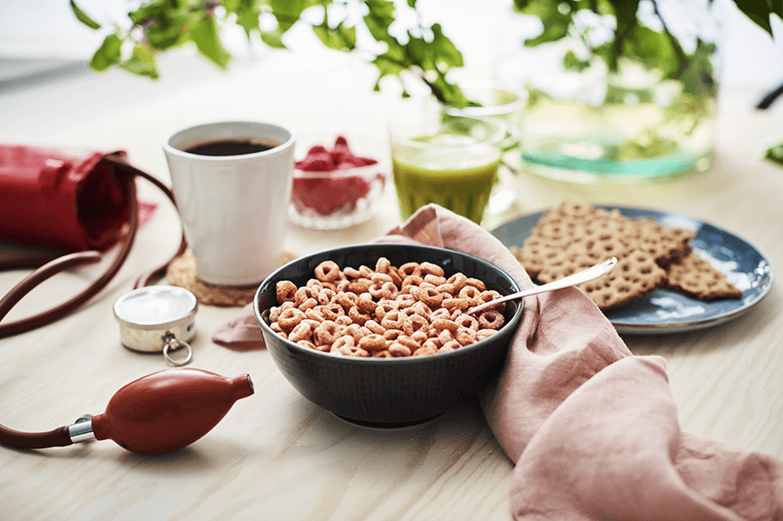 Blodtrycksmätare och nyttig mat på ett bord