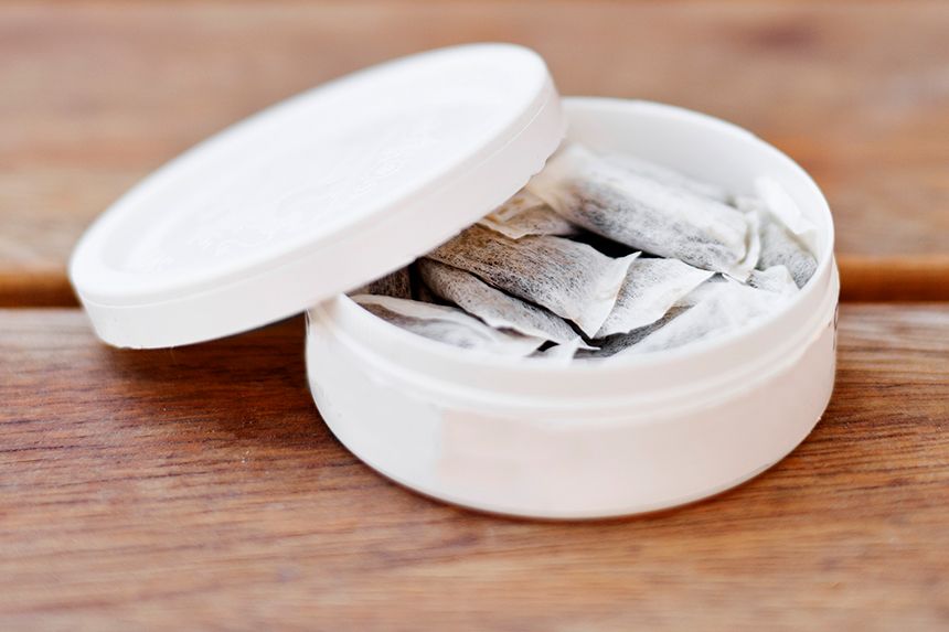 Vitt snus i en snusdosa.