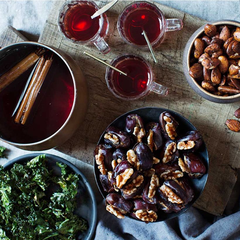 Glögg med tillbehör i skålar vid sidan om.