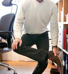 Person som stretchar sätesmuskulaturen
