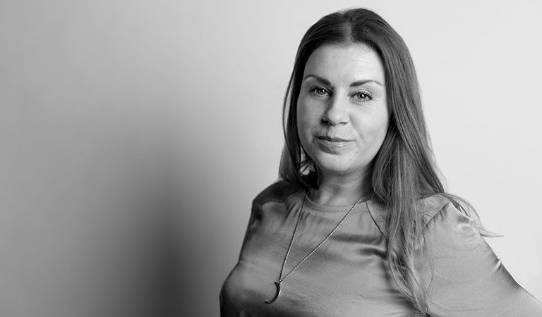 Kvinna i blus och långt hår