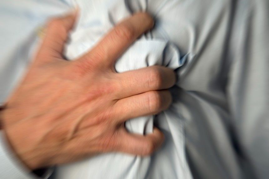 Hand tar sig för hjärtat