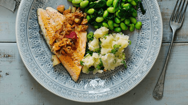 Stekt röding med kantareller, stekt äpple och potatisstomp