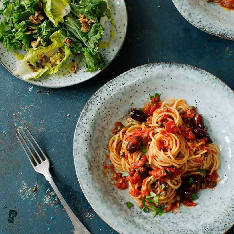 Pasta puttanesca på ett fat.
