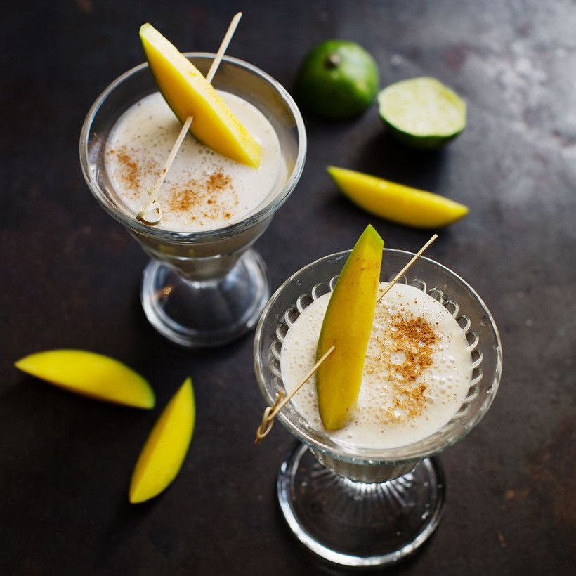 Vaniljshake med dadlar och banan serverad i ett glas