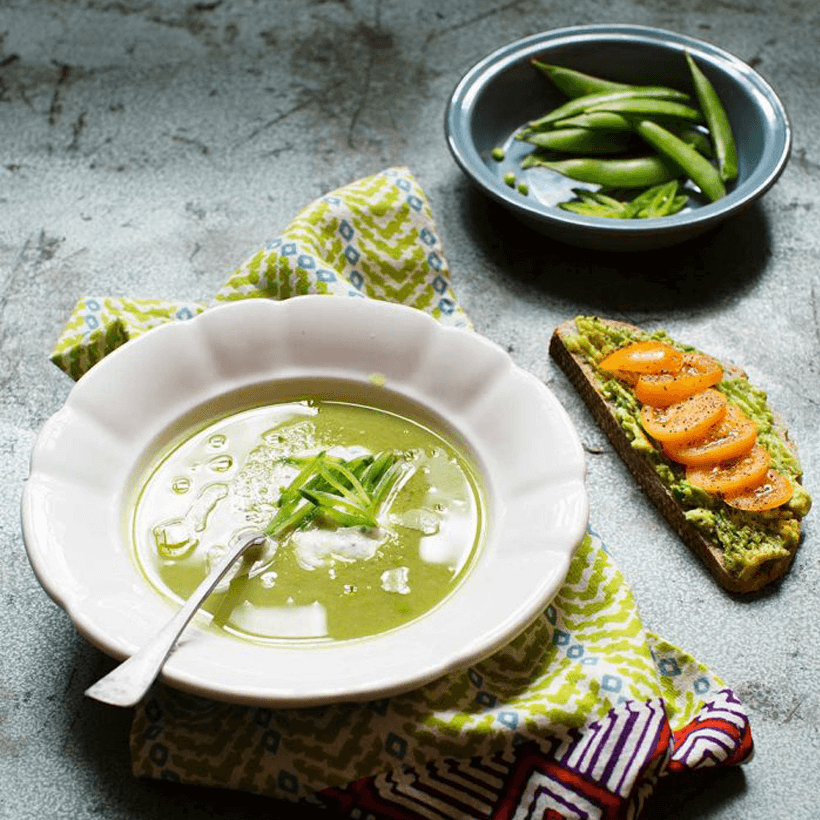 Grön ärtsoppa med gräslöksyoghurt