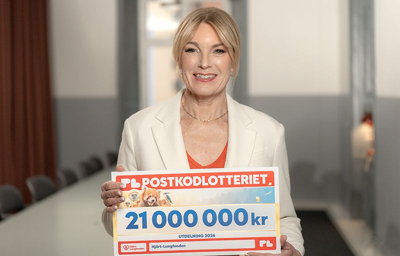 Hjärt-Lungfondens generalsekreterare Kristina Sparreljung med check från Postkodlotteriet
