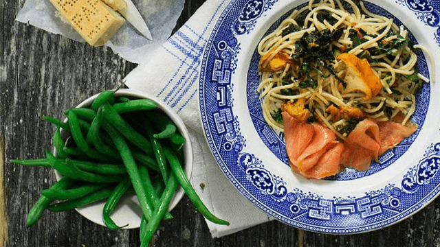 Pasta med kantareller, svartkål och rökt lax