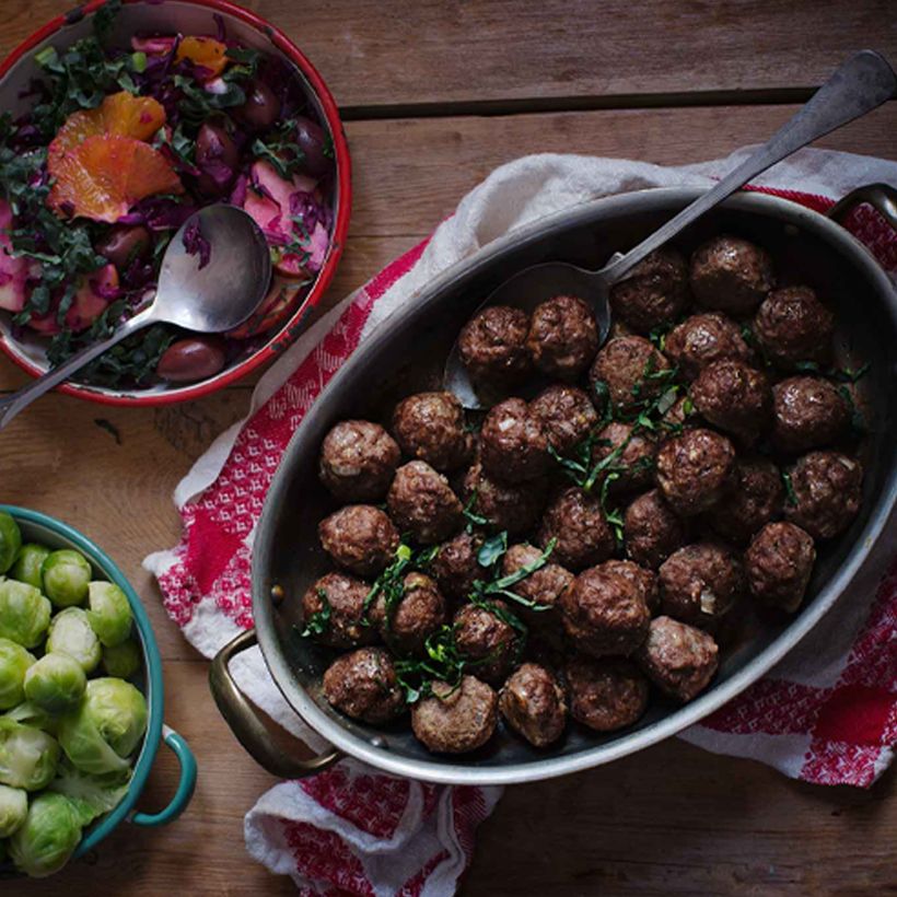 Köttbullar i en form.