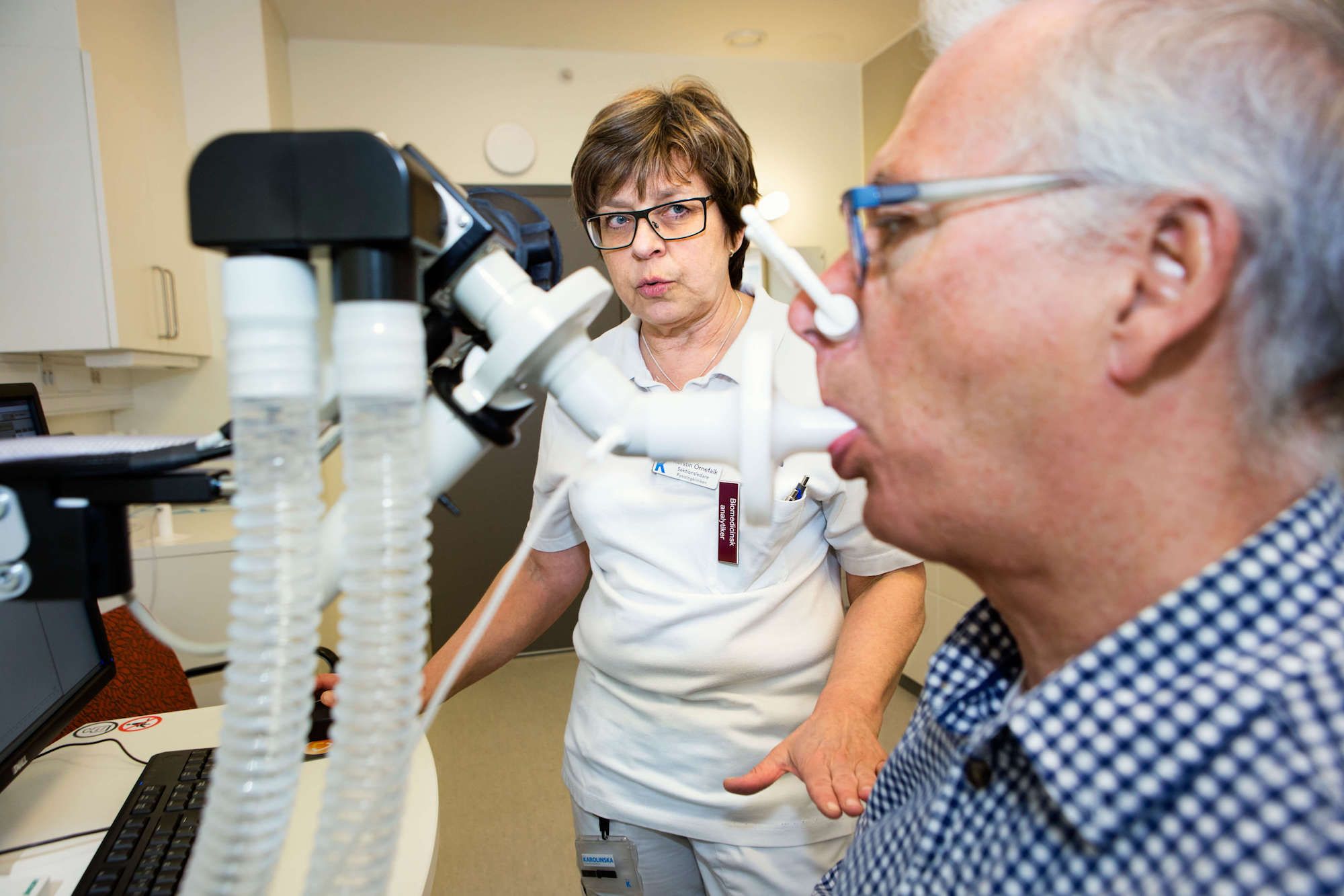 Sköterska och patient vid en spirometer
