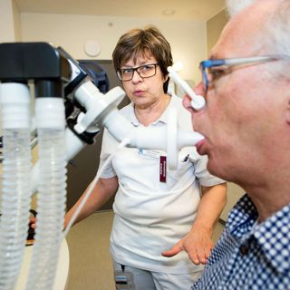 Sköterska och patient vid en spirometer